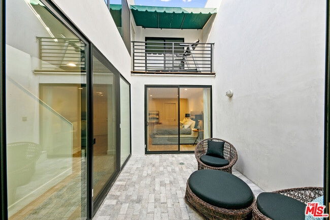 Building Photo - 6502 Dume Dr