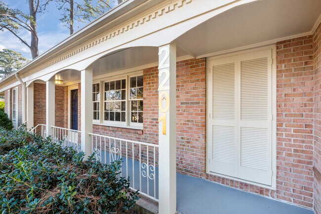 Building Photo - 2201 Knollwood Dr