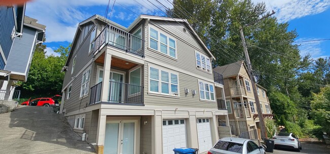 Building Photo - 1813 S Bush Pl