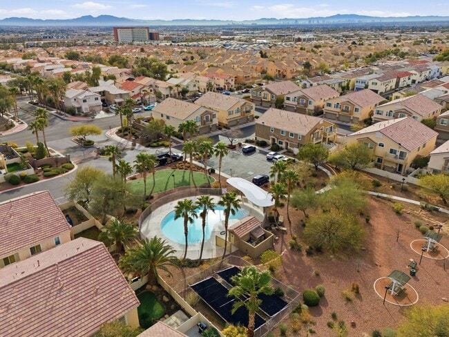 Building Photo - GORGEOUS TWO STORY TOWNHOME IN LAS VEGAS