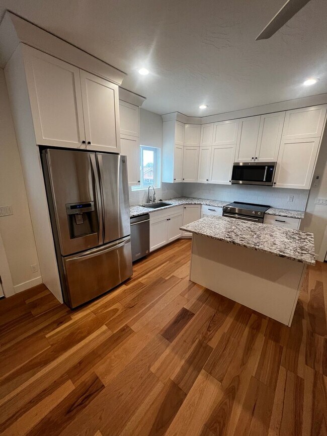 Building Photo - FF06