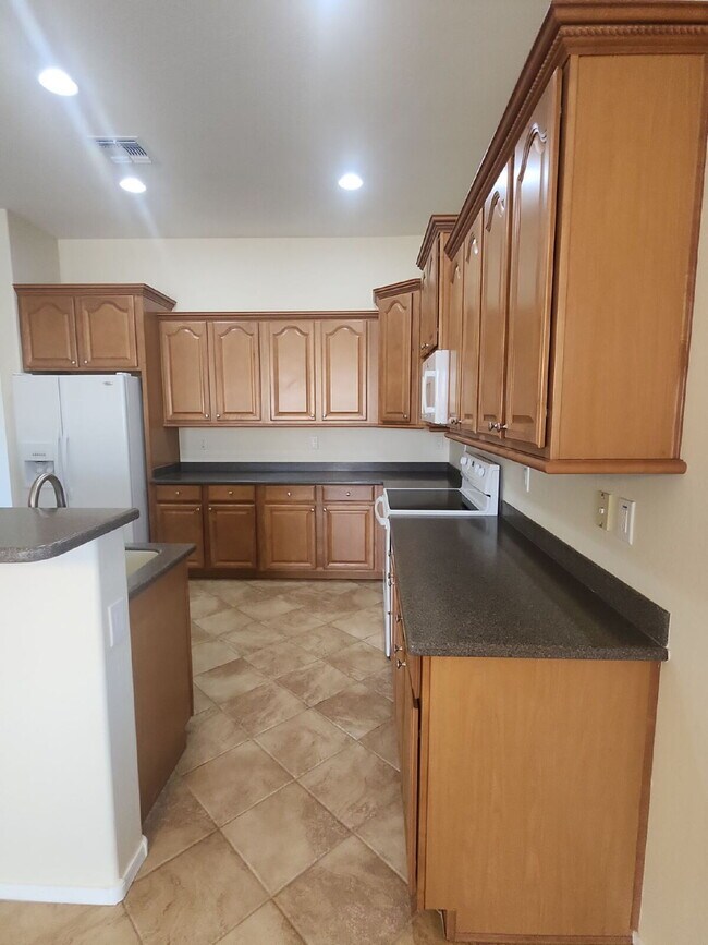 Building Photo - "Charming 3-Bed with 2 Full Baths and 2,162 Sq Ft of Comfort in Vistancia Village Peoria, AZ!"