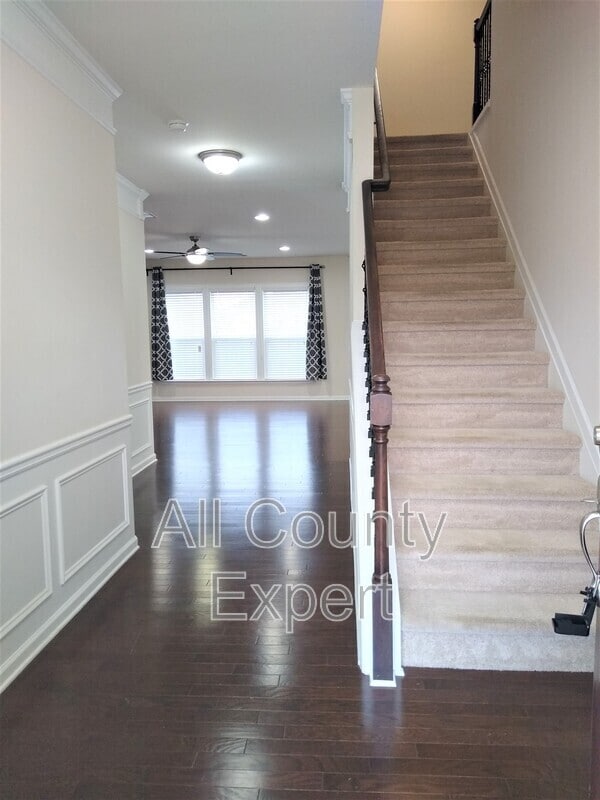 Building Photo - 635 Glenish CT