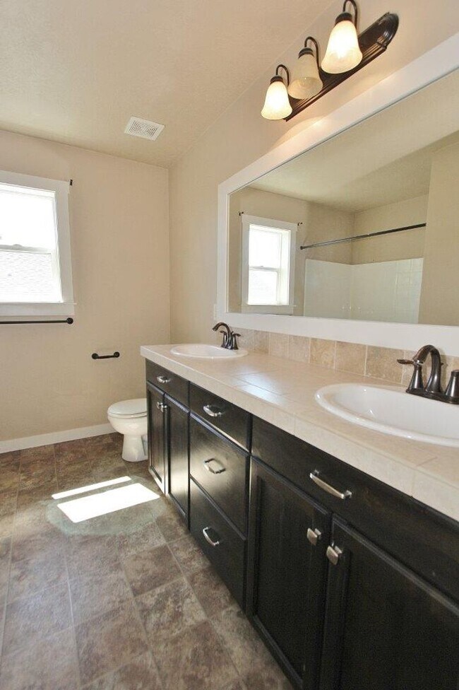 Building Photo - Immaculate home nestled in SE Boise