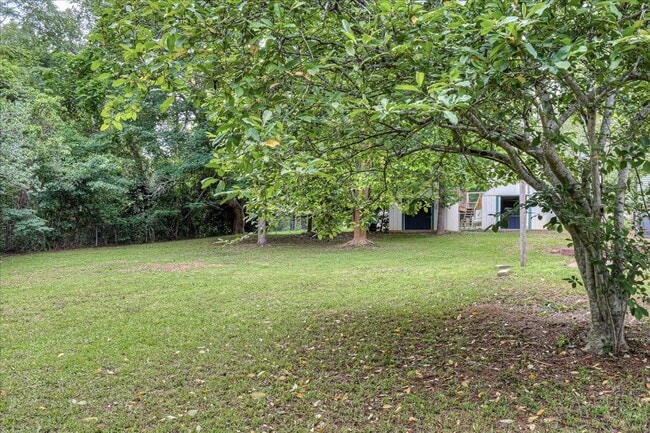 Building Photo - 303 Meadowlake Dr