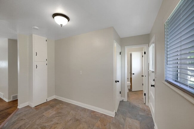 Building Photo - Comfortable 3-bedroom ranch in established...