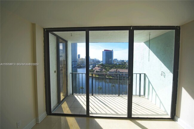 Building Photo - 200 Leslie Dr