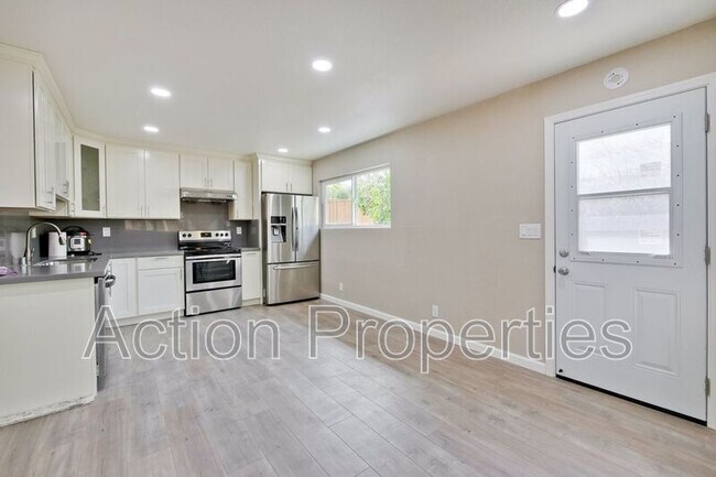 Building Photo - 560 Firloch Ave