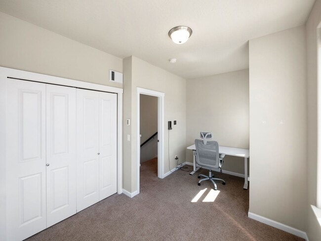 Building Photo - 2423 W Bridge Ave