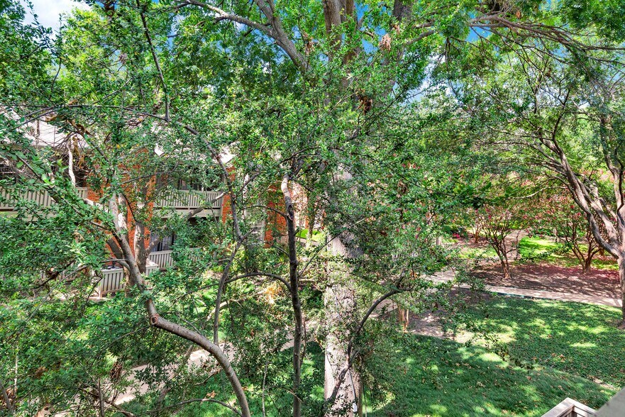 Building Photo - 12660 Hillcrest Rd