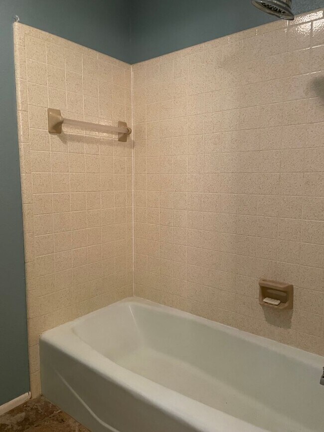 Building Photo - 1.5 Miles to Gruene / Fridge, Washer & Dryer Included / 2 Living Areas / Tons of Space / No Carpe...