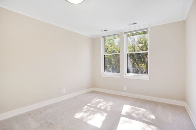 Building Photo - Sunny 3-Bedroom Corner Unit in Eckington/B...