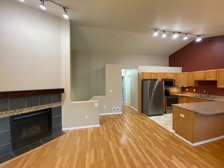 Building Photo - 5568 Sapphire Loop