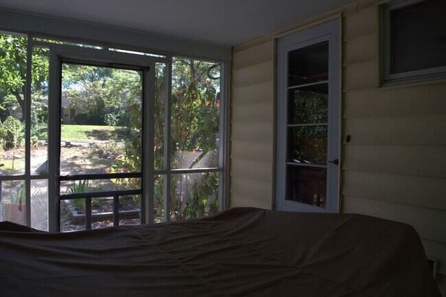 Building Photo - Marvelous 4 Bed 2.5 Bath House In Quarry H...