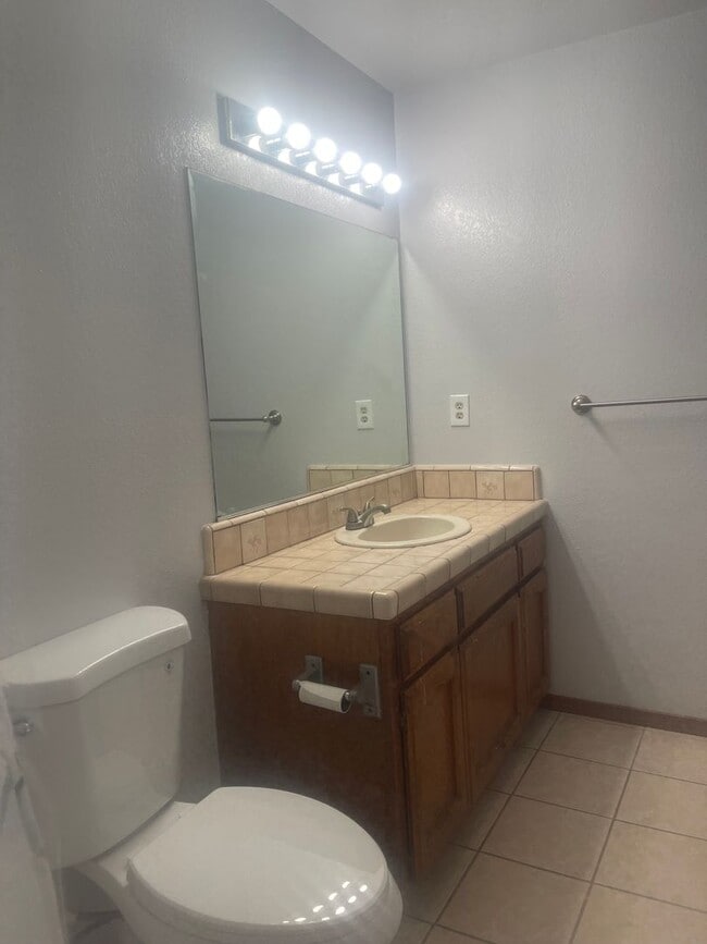 Building Photo - 651 Country Oak Dr