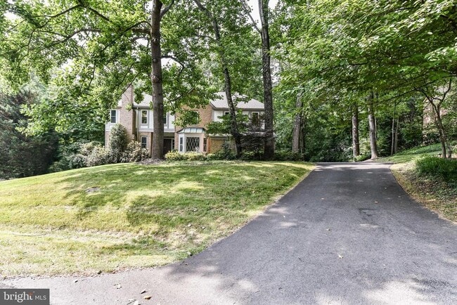 Building Photo - 2030 Spring Branch Dr