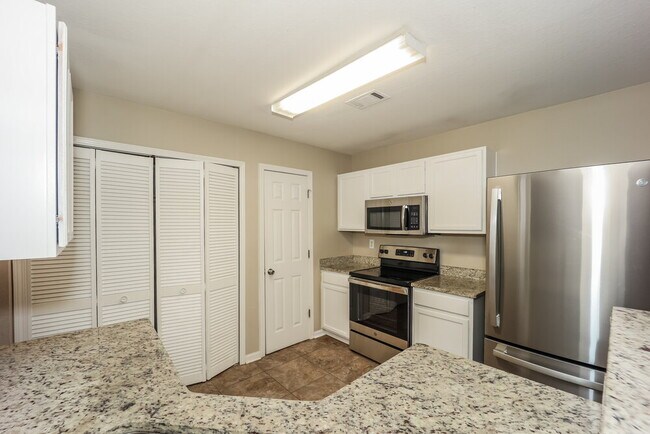 Building Photo - 4421 Ravenwood Dr