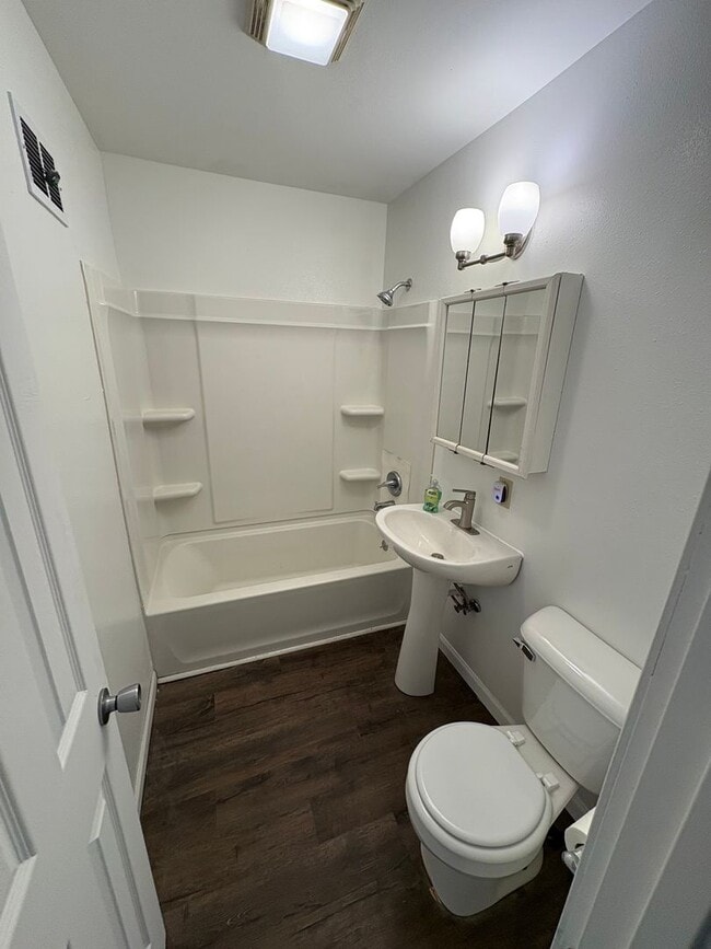 Building Photo - 2 Bedroom 1 Bathroom Updated Duplex