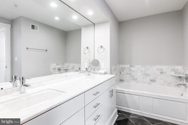 Building Photo - 910 Powhatan St