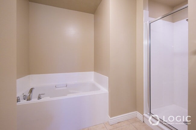 Building Photo - Gorgeous Townhome in South Jordan!