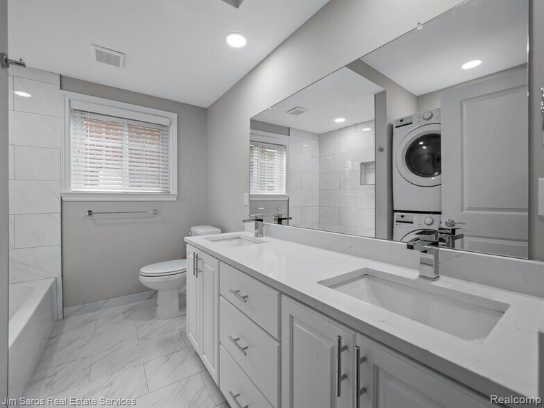 Building Photo - 895 Harcourt Rd