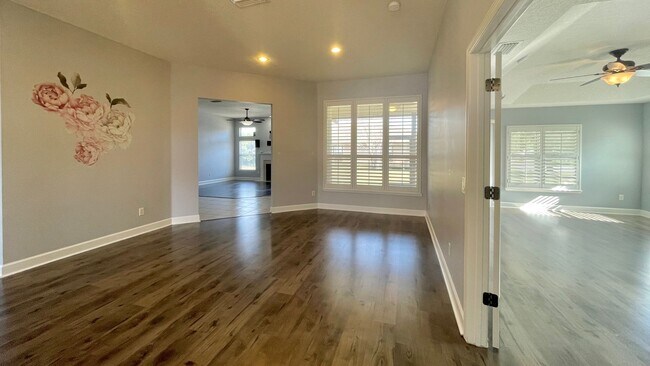 Building Photo - Beautiful Home in beautiful neighborhood