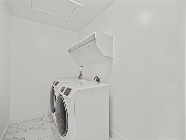 Building Photo - 5 Bed / 3.5 Bath Home in Saratoga Springs – Spacious Living Near Utah Lake