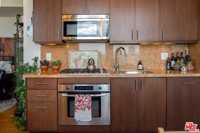 Building Photo - 460 S Spring St