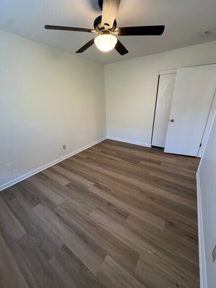 Building Photo - 114 Woodglen Dr