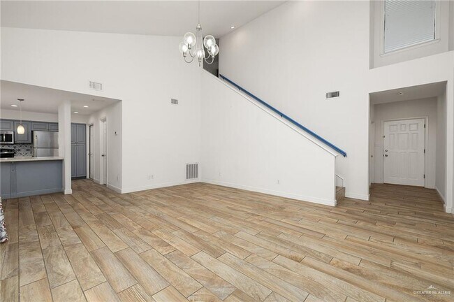 Building Photo - 113 W Tearose Ave
