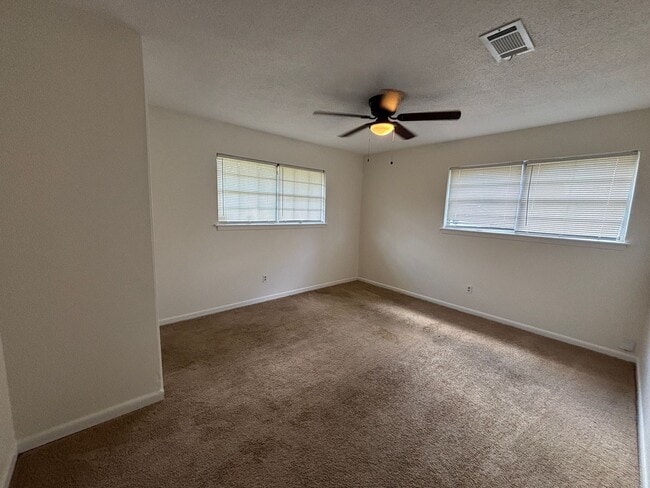 Building Photo - CHARMING UPDATED HOME IN MCRARY'S SOUTHERN HILLS