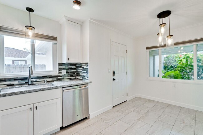 Building Photo - Rare 2 Bed 1 Bath Home with Huge Private Backyard