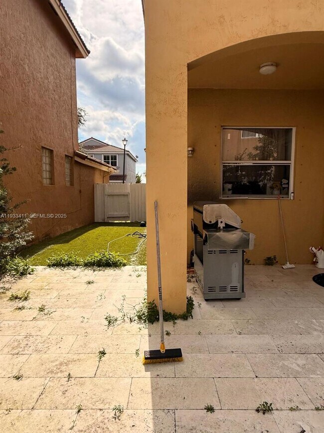 Building Photo - 3729 SW 51st St