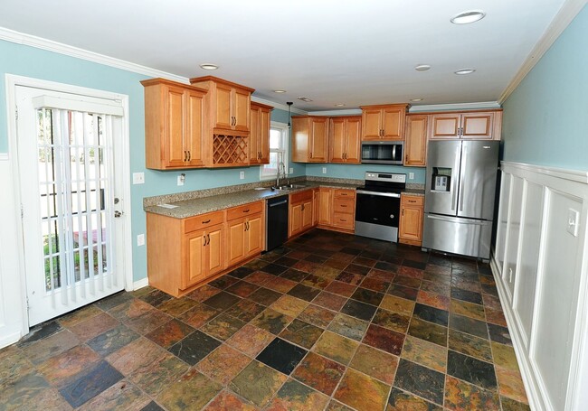 Building Photo - Nice Brick Ranch with Large yard!