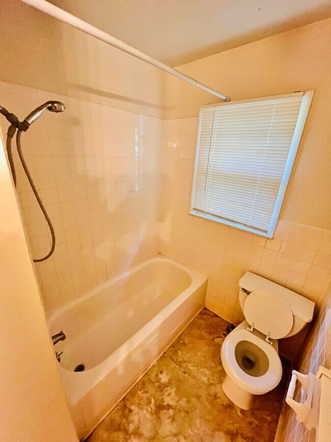 Building Photo - Single Family Home - 3 bedrooms and 1.5 bathrooms in Phelps Grove neighborhood. Ready for move-in...