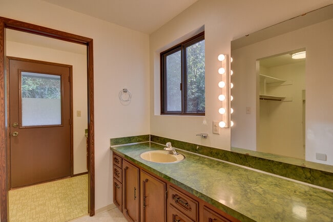 Building Photo - 2 Bed+ 2 Bath Home With Water View