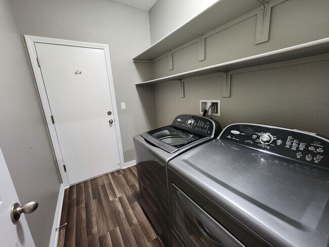 Building Photo - Beautiful Single Story 3 Bedroom close to Cadence