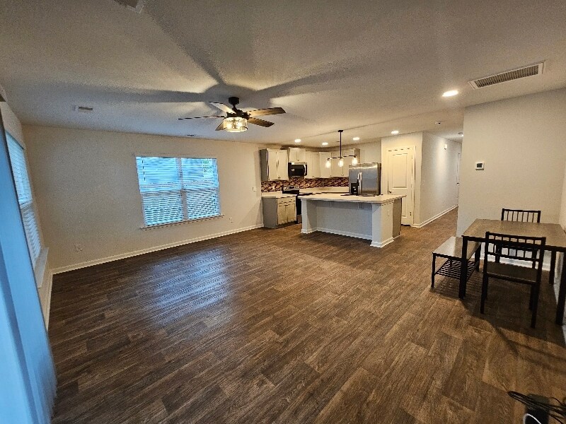 Building Photo - 4599 Palm View Cir