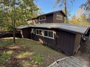 Building Photo - 3BED2BATH - NEWLY REMODELED WITH LARGE SHO...