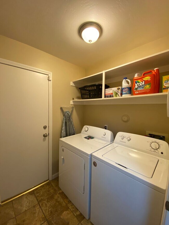 Building Photo - Best Deal in SW Bakersfield. Fully furnished home with a Pool