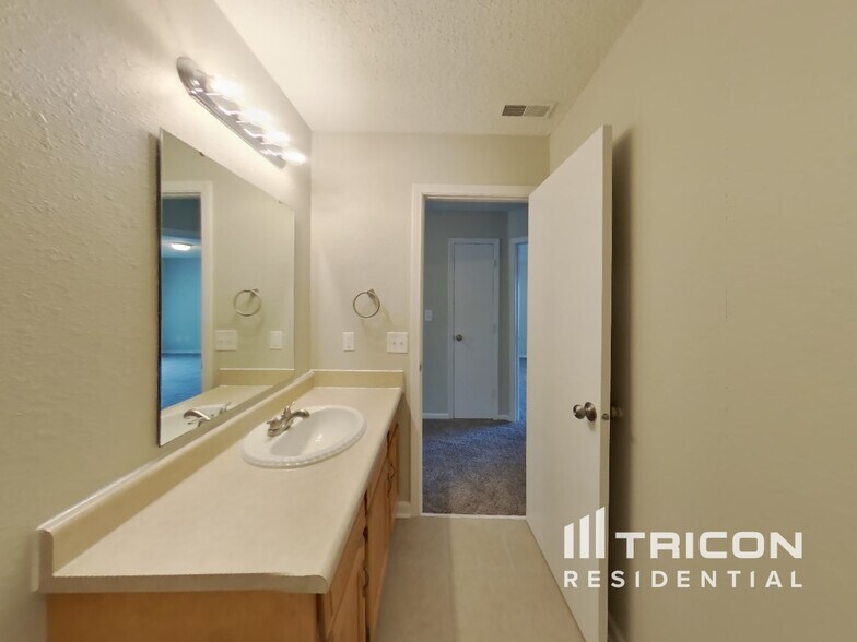 Building Photo - 1401 Thomas Dr