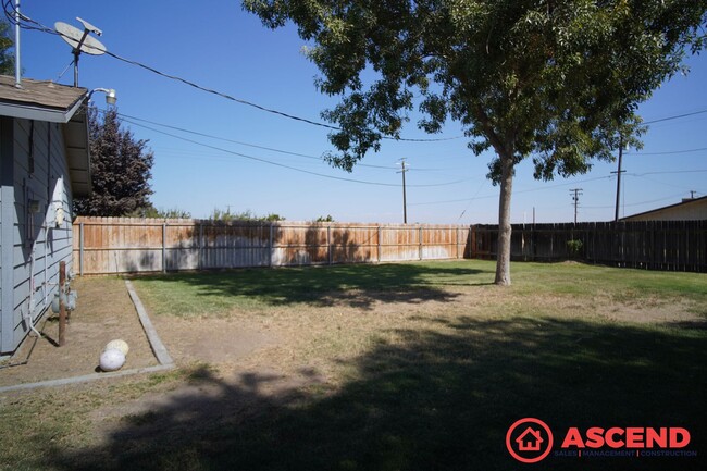 Building Photo - Charming Home on Huge Land!