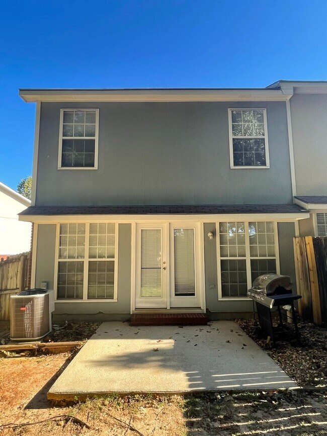 Building Photo - Foxchase Subdivision - End Unit