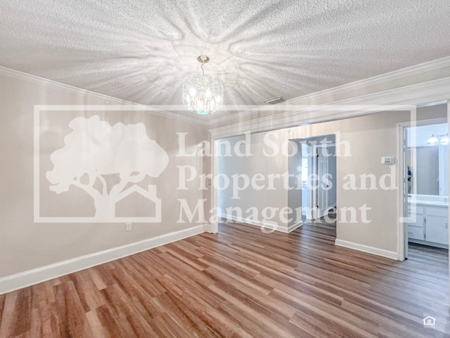 Building Photo - 2926 Forestgreen Dr S
