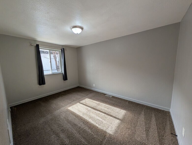 Building Photo - 1310 N Moline St