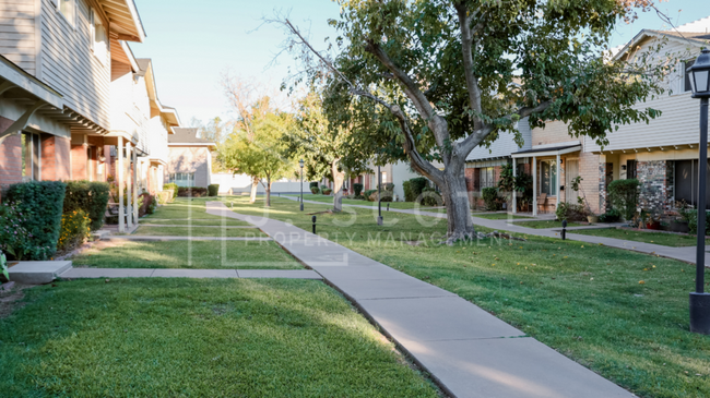 Building Photo - Stylish 2-Bedroom Townhome with in Prime L...