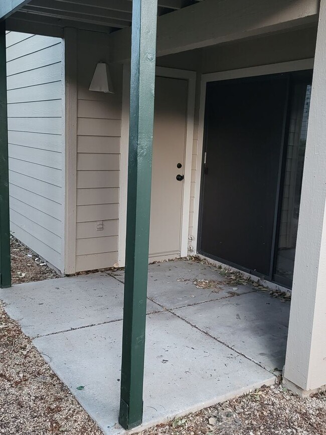 Building Photo - 2 Bed/2Bath Condo In University Heights! Available Oct 15th!