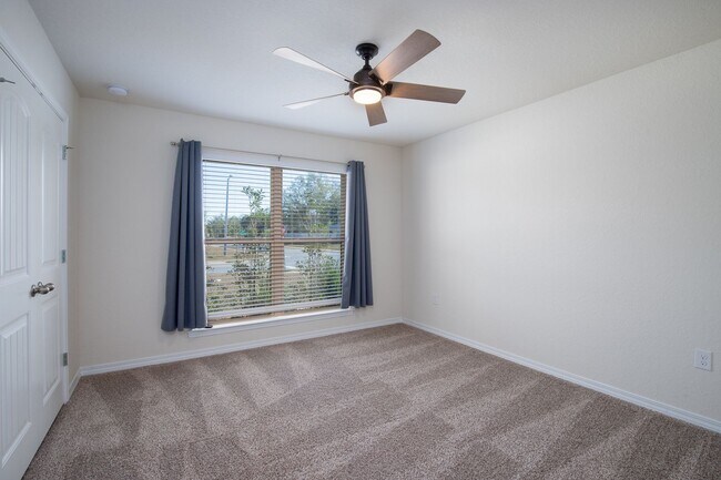 Building Photo - Corner Lot & Fenced 4/2 Ready for Move In!...