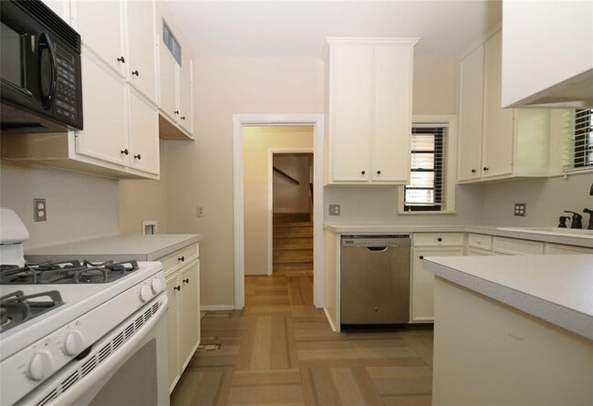 Building Photo - 2301 Sunset Blvd