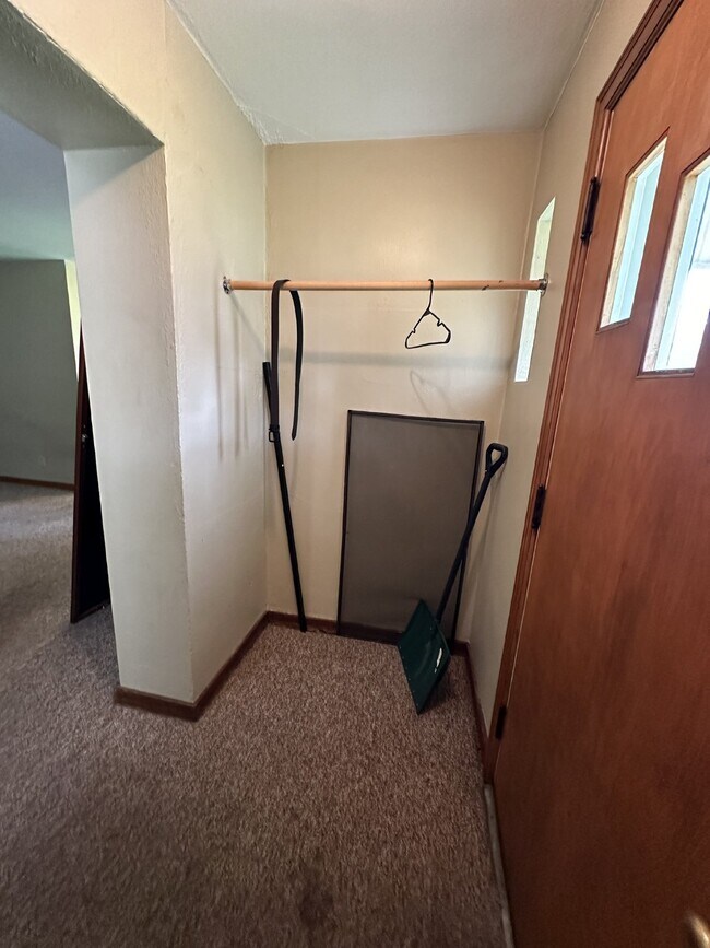 Building Photo - One Bedroom One Bath Unit in Triplex near Downtown and UWEC!